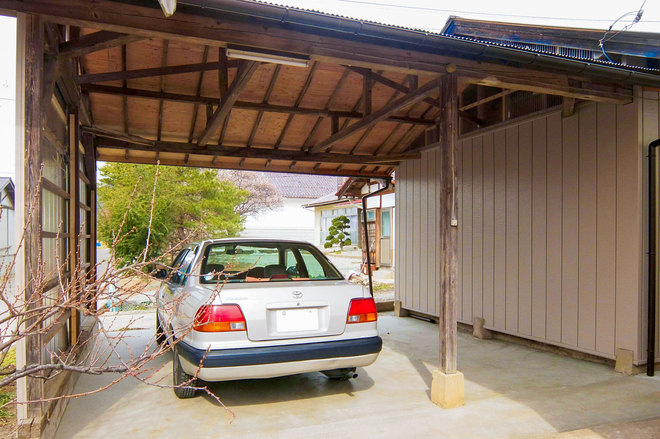 駐車スペース側の屋根