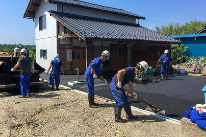 舗装作業中の風景